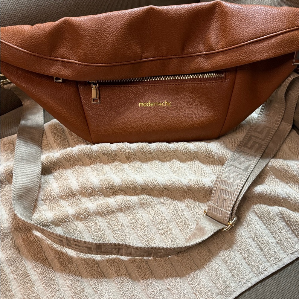 Modern&chic sling bag. Presley